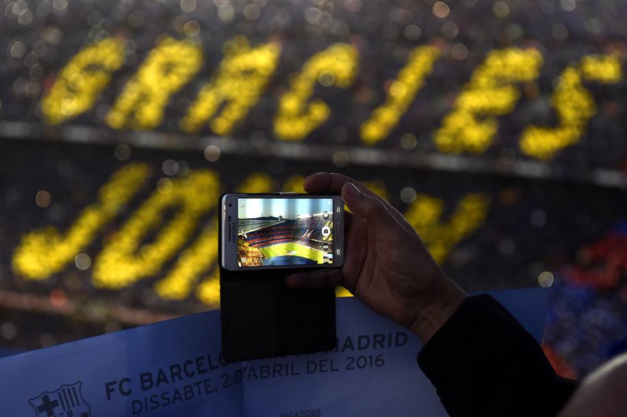 Un tifoso immortala con lo smartphone questo momento storico. Getty Images